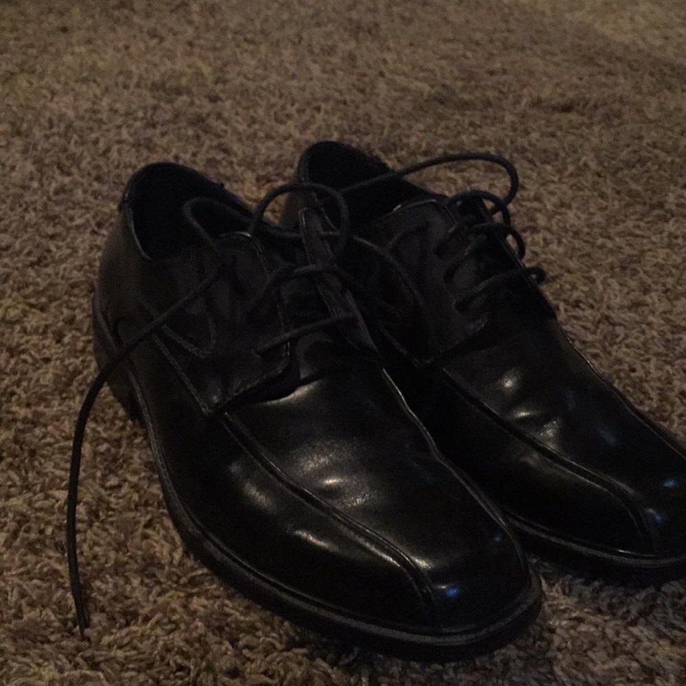 Nice black dress shoes size 7 worn only once ever